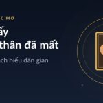 Khung ảnh viền vàng có trái tim trên nền tối xanh đậm, gợi nỗi nhớ người thân đã mất