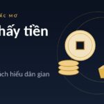 Minh hoạ đồng xu lỗ vuông và thỏi vàng trên nền tối cho bài giải mã giấc mơ thấy tiền